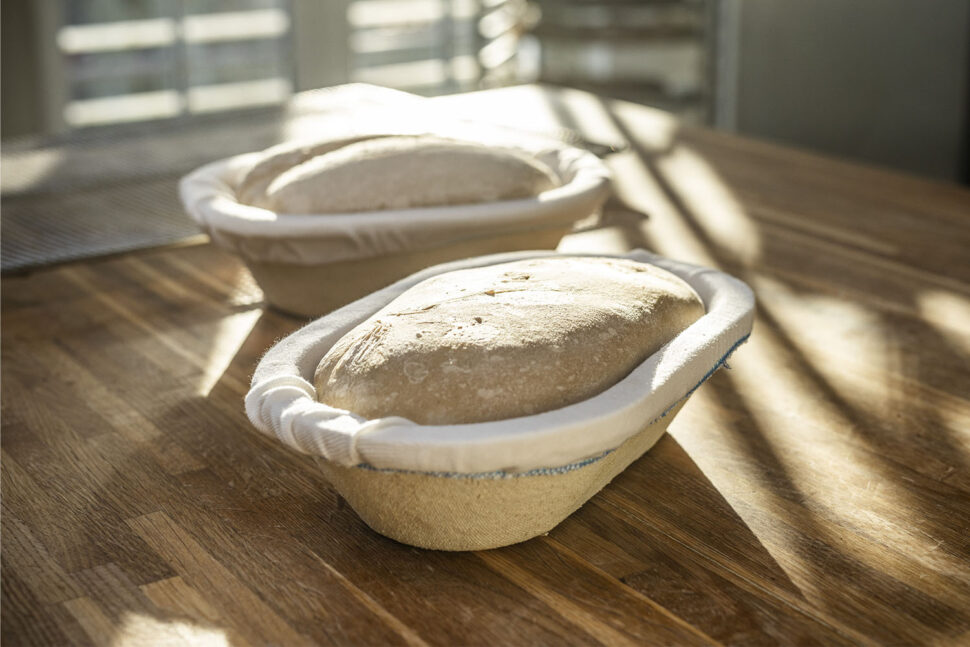 surdejsbrød i brødform eller brødkurv