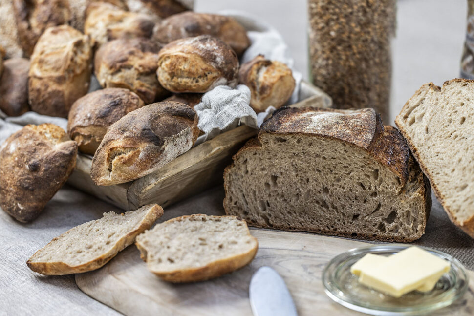 Bag fantastisk brød og rugbrød med økologisk stenkværnet mel fra Mejnerts