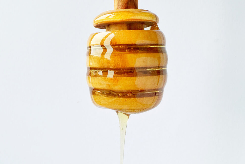 Honning dansk flydende fra bistader langs mejnerts økologiske marker